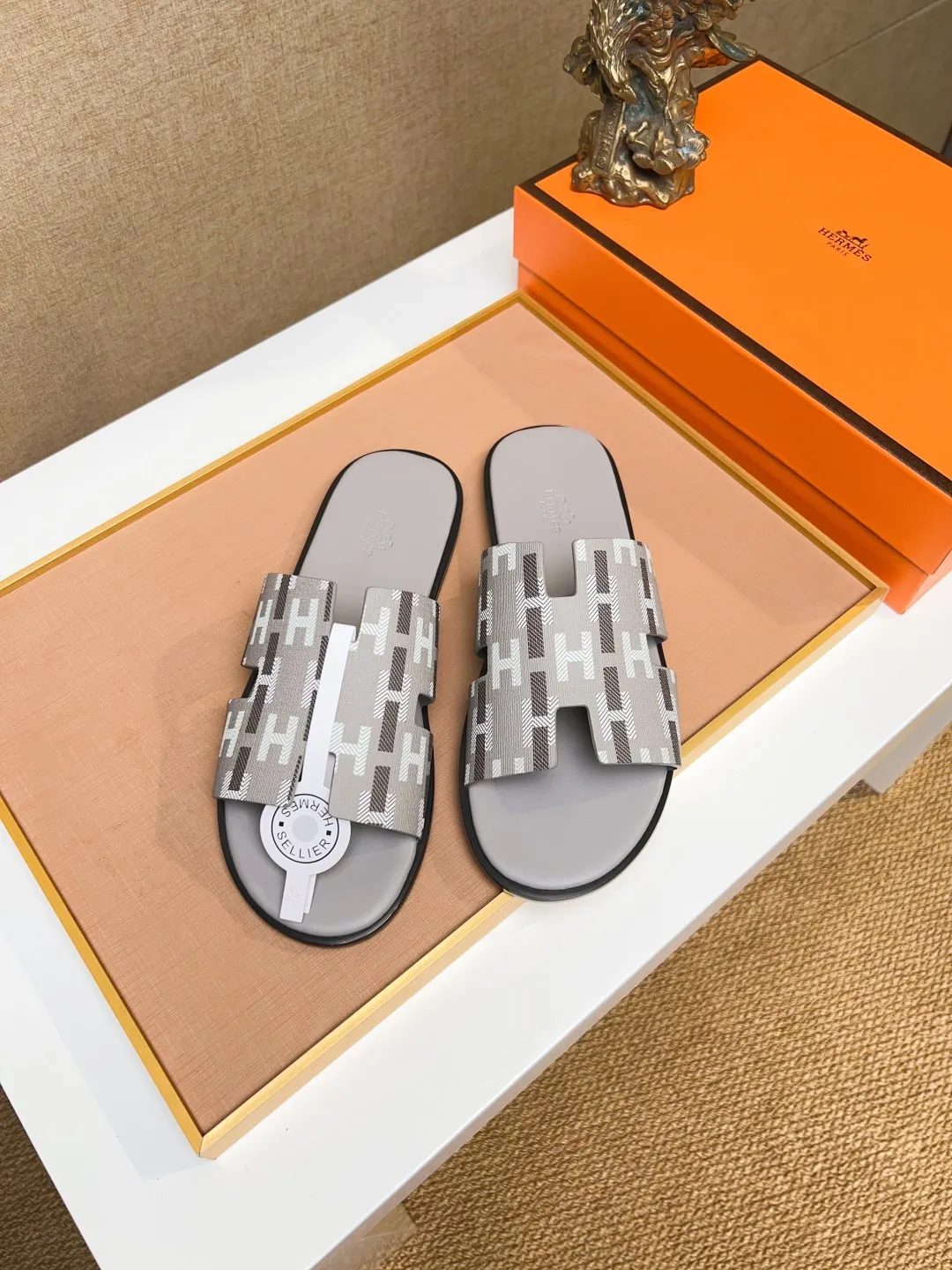 Men's clothing and shoes 💰280 💅💅💅 new arrival. Hermes Hermes official website latest counter synchronized new oran color leather H slippers, the original Paris version flew back to the original model and opened the mold to make it perfectly🍌The highest quality Sincerity, you can enter and leave the counter at will [Deyi] The upper is made of original customized  colored palm prints, crocodile print, ostrich print, colored cow leather, colored cow suede, 🤔 horse hair, 🥳 colored diamonds, 🥰 3D printing, and other genuine leather slippers, imported cow pattern foot pad lining, Italian  latest original genuine leather combination outsole Code number: 38-48 (customized at 46.47.48) Can be made into picture combination sole with genuine leather pattern and ordinary molded outsole